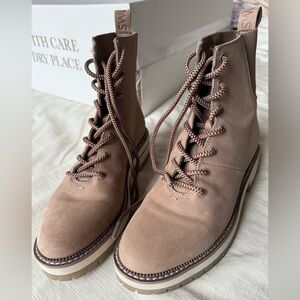 TOMS, size 7.5 Combat Boots